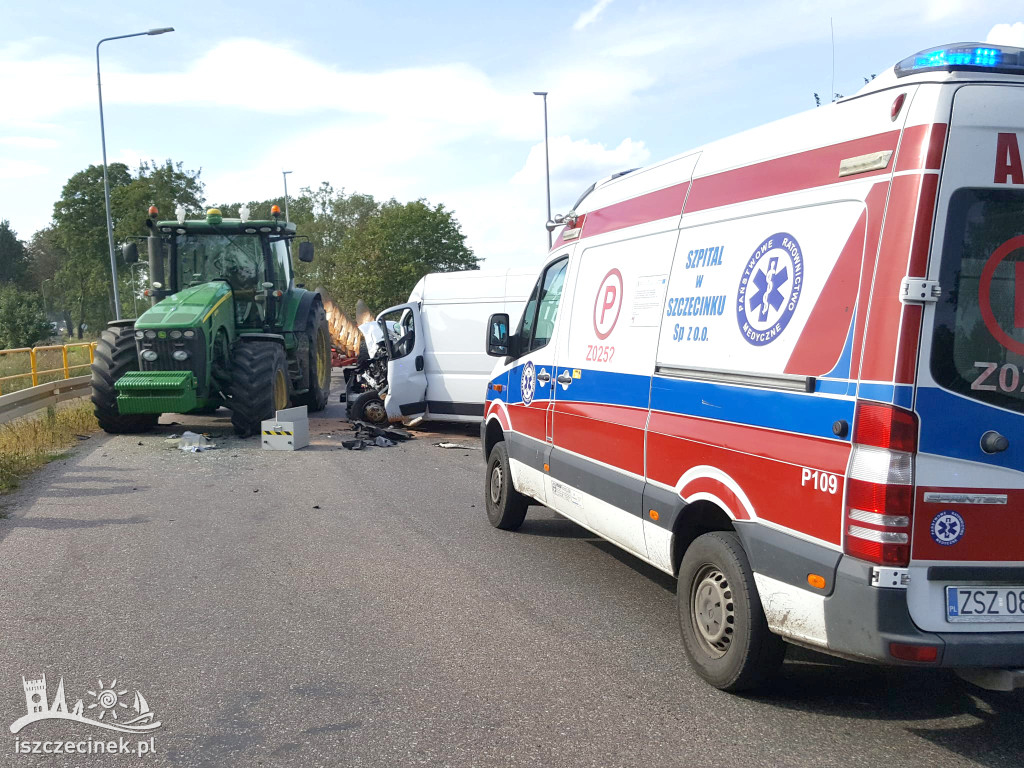 Wypadek pod Barwicami. Bus zderzył się z ciągnikiem ZDJĘCIA