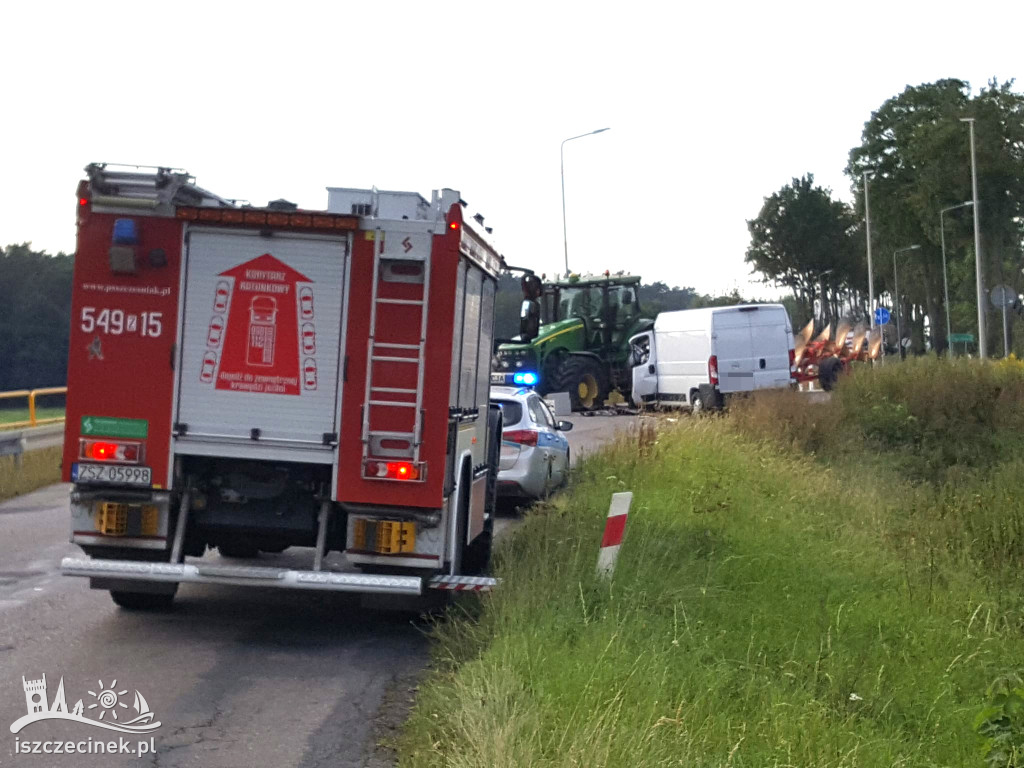 Wypadek pod Barwicami. Bus zderzył się z ciągnikiem ZDJĘCIA