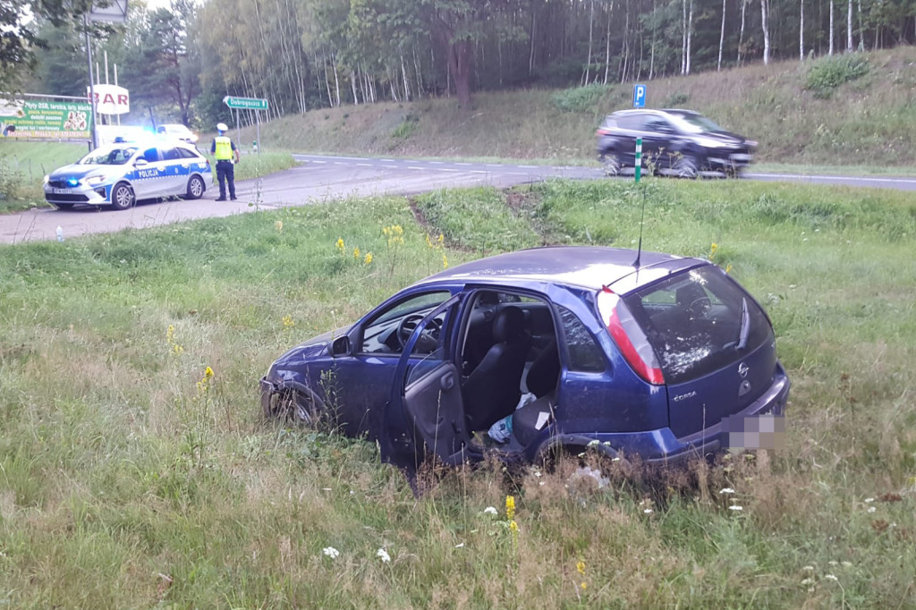 Wypadli oplem z drogi. Pijany kierowca próbował uciekać przed policjantami