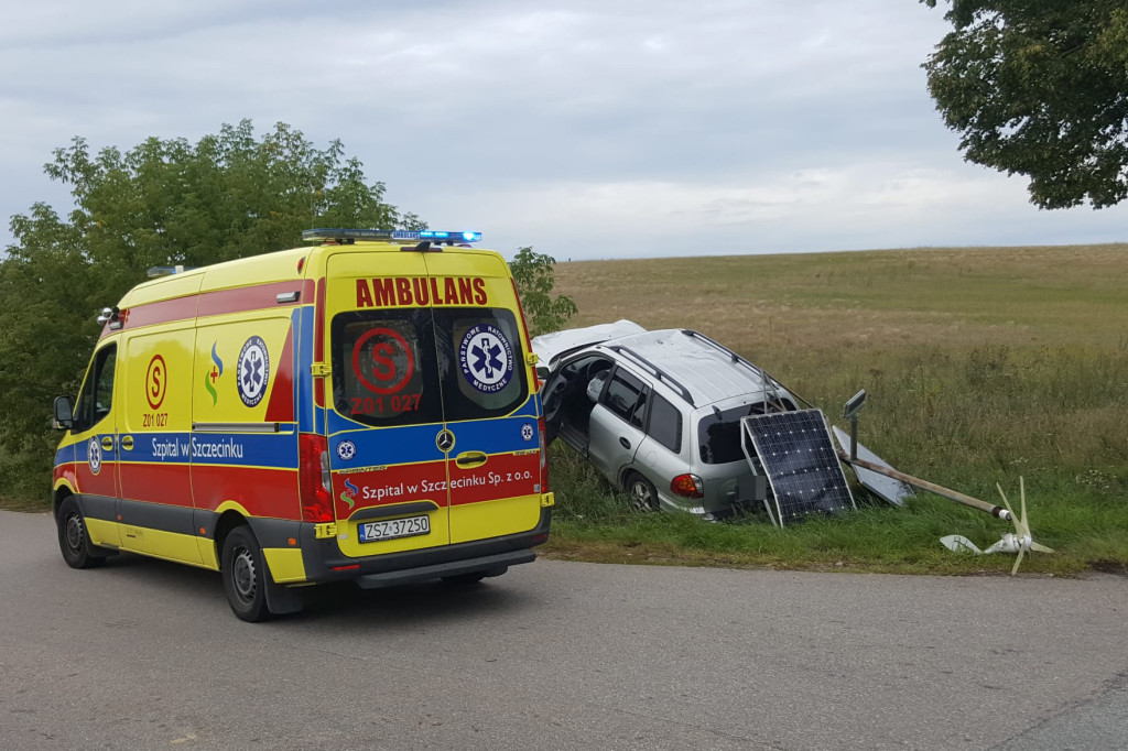 Za szybko na zakręcie. Hyundai zatrzymał się na słupie