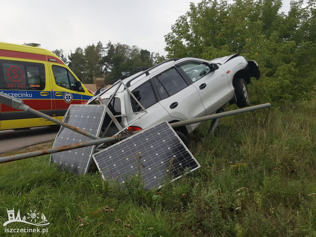 Za szybko na zakręcie. Hyundai zatrzymał się na słupie