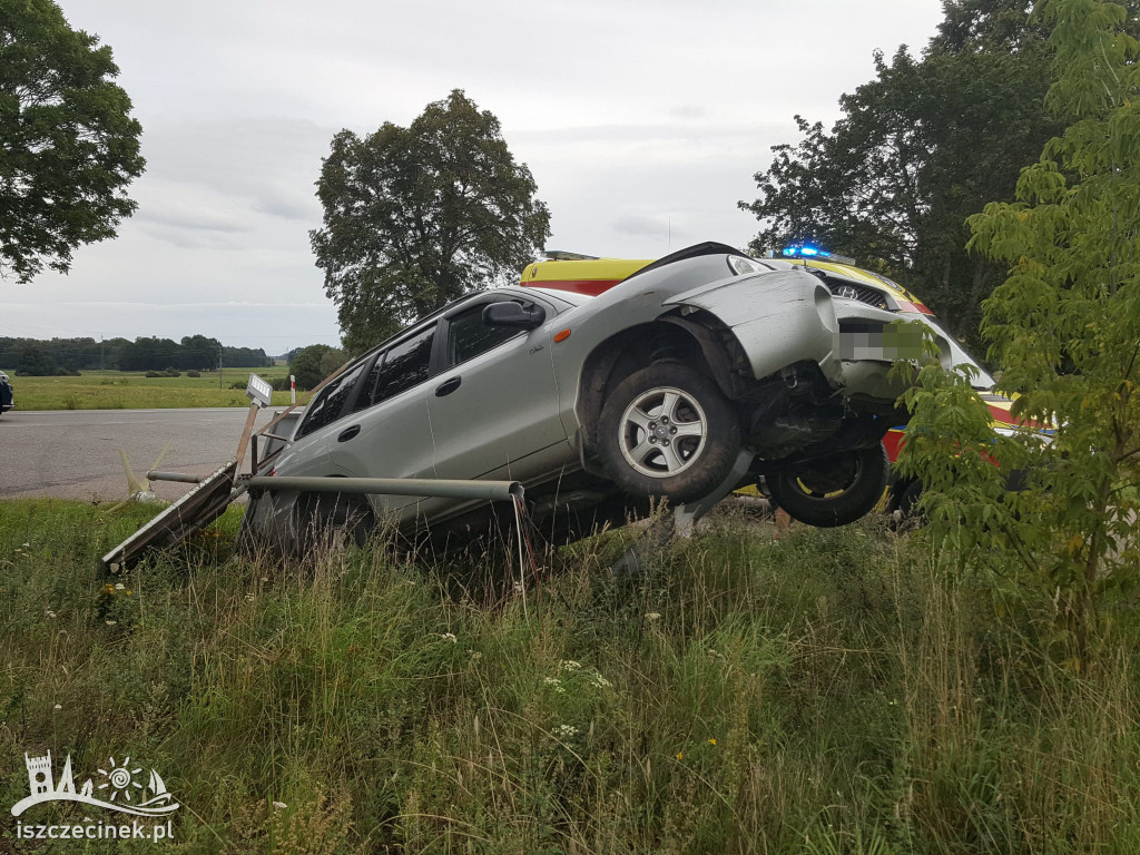 Za szybko na zakręcie. Hyundai zatrzymał się na słupie