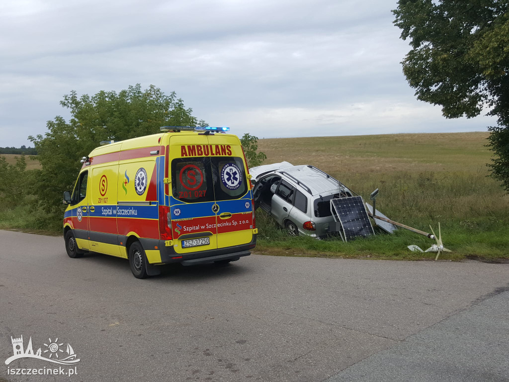 Za szybko na zakręcie. Hyundai zatrzymał się na słupie