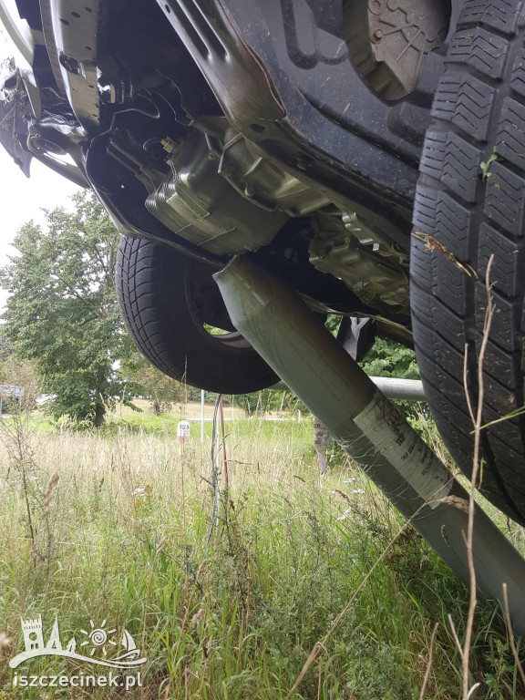 Za szybko na zakręcie. Hyundai zatrzymał się na słupie