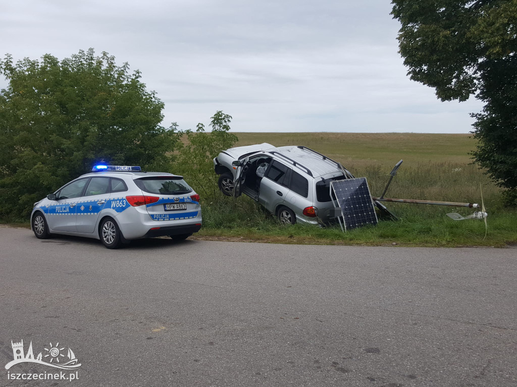 Za szybko na zakręcie. Hyundai zatrzymał się na słupie