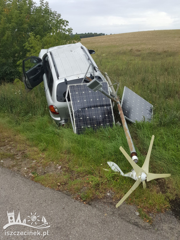 Za szybko na zakręcie. Hyundai zatrzymał się na słupie