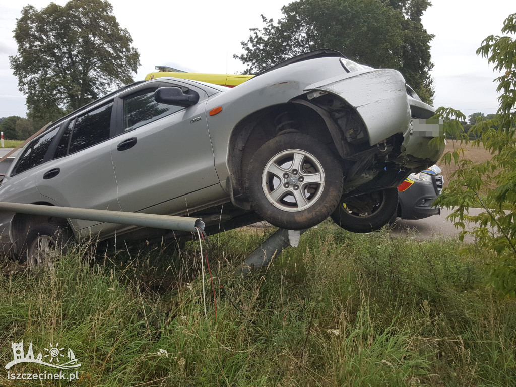 Za szybko na zakręcie. Hyundai zatrzymał się na słupie