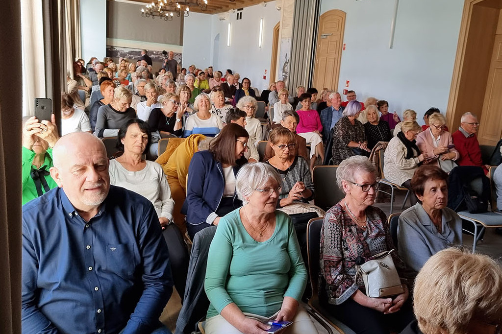 Gaudeamus i spotkanie z pisarzem. Uniwersytet III Wieku wznawia działalność.