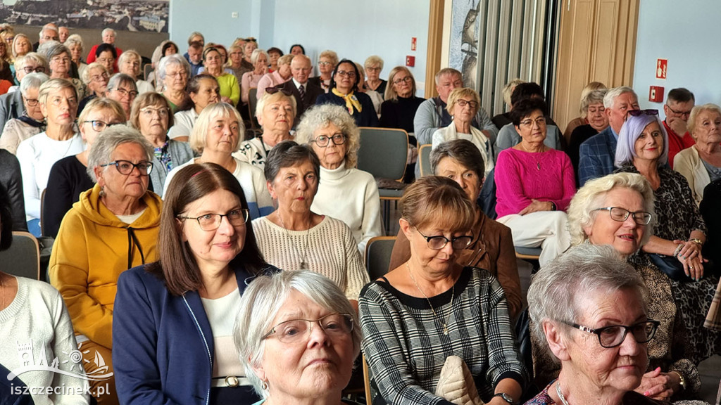 Gaudeamus i spotkanie z pisarzem. Uniwersytet III Wieku wznawia działalność.