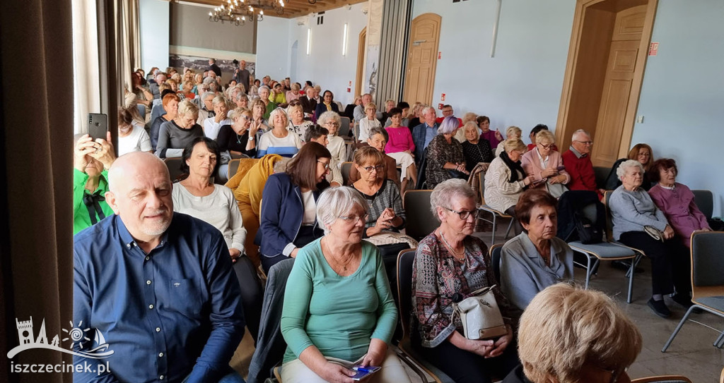 Gaudeamus i spotkanie z pisarzem. Uniwersytet III Wieku wznawia działalność.