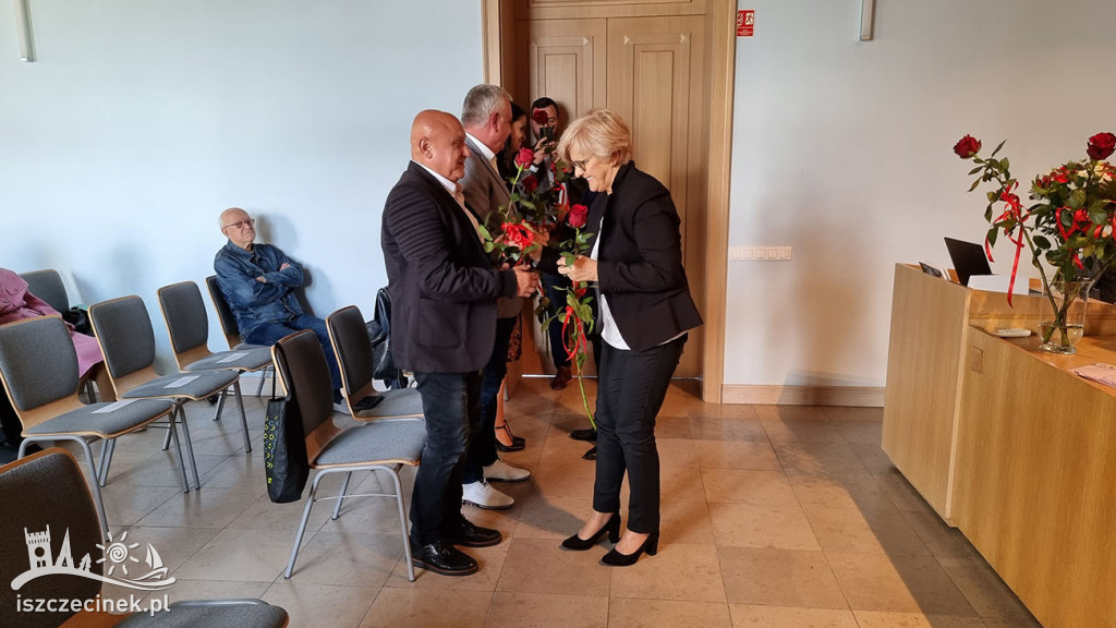 Gaudeamus i spotkanie z pisarzem. Uniwersytet III Wieku wznawia działalność.