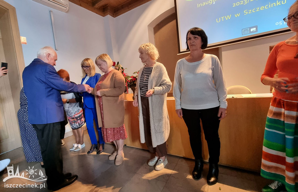 Gaudeamus i spotkanie z pisarzem. Uniwersytet III Wieku wznawia działalność.