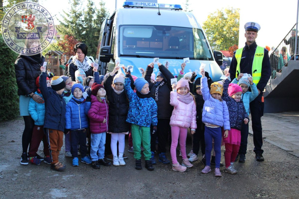 Kotki i żabki w policyjnym ambulansie pogotowia ruchu drogowego