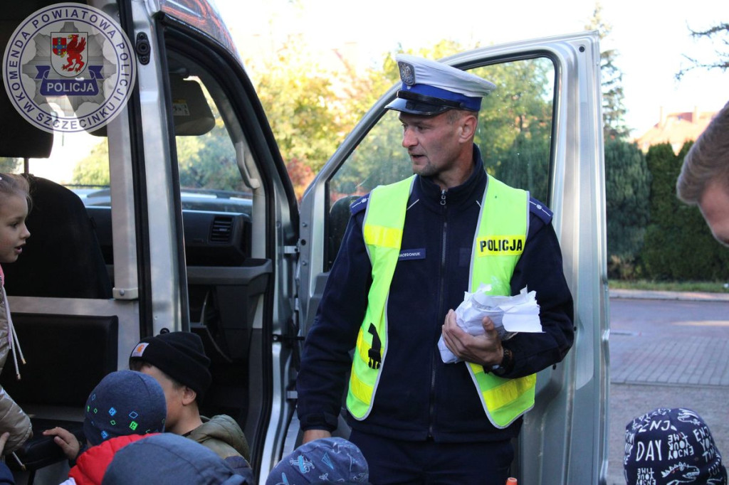 Kotki i żabki w policyjnym ambulansie pogotowia ruchu drogowego