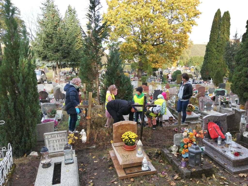 Wspólnie i międzypokoleniowo posprzątali zapomniane groby