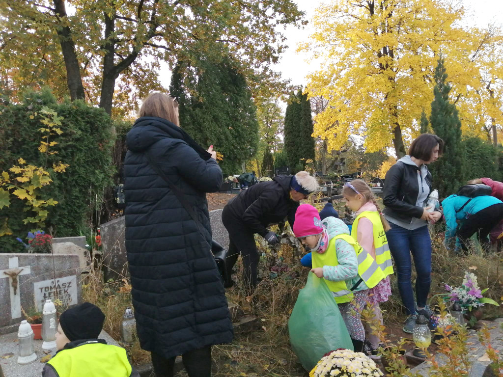 Wspólnie i międzypokoleniowo posprzątali zapomniane groby
