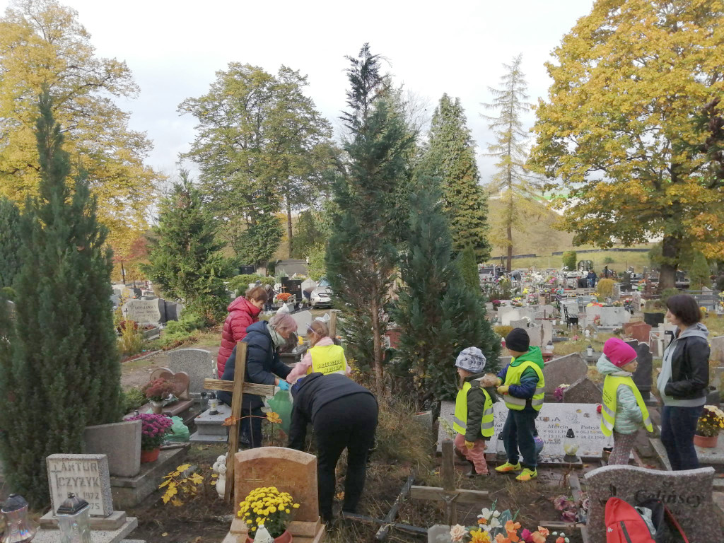 Wspólnie i międzypokoleniowo posprzątali zapomniane groby
