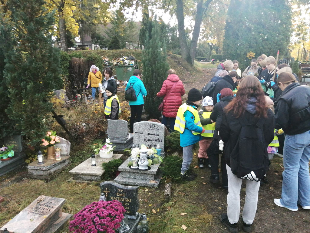 Wspólnie i międzypokoleniowo posprzątali zapomniane groby