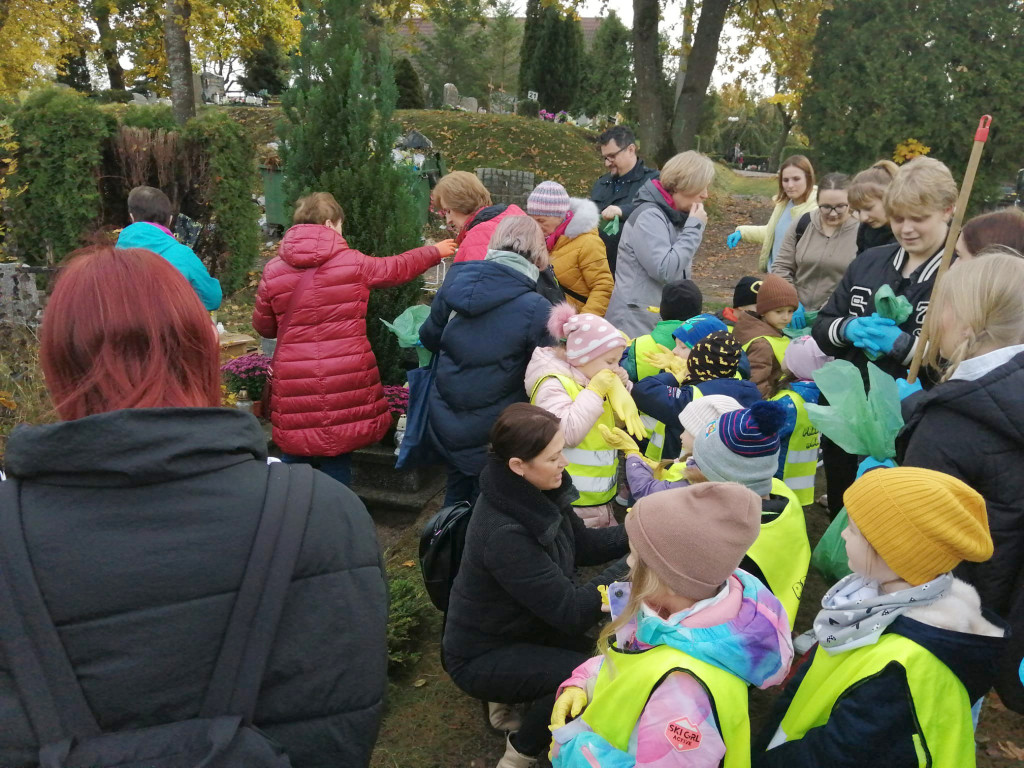 Wspólnie i międzypokoleniowo posprzątali zapomniane groby