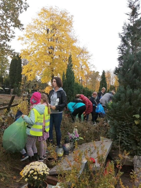 Wspólnie i międzypokoleniowo posprzątali zapomniane groby