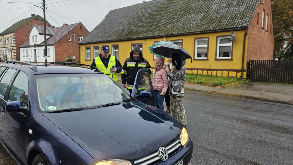 Kierowcy w Barwicach pod okiem policji i uczniów. Wspólnie sprawdzali trzeźwość kierowców