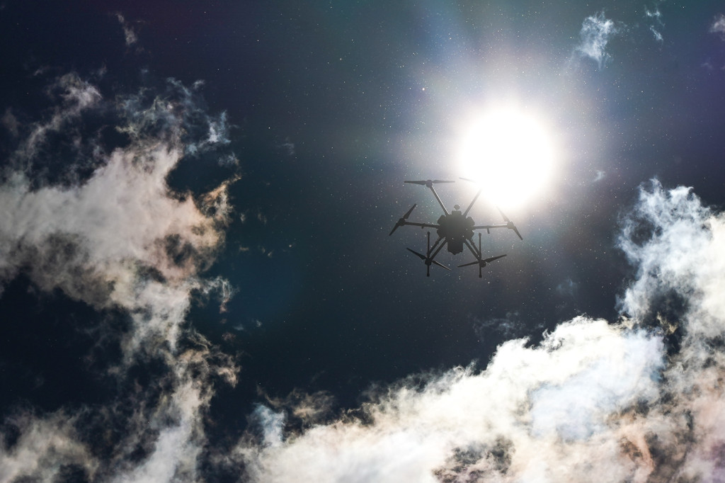 Dron nad miastem przygląda się „palaczom”. Rozpoczynają się coroczne kontrole