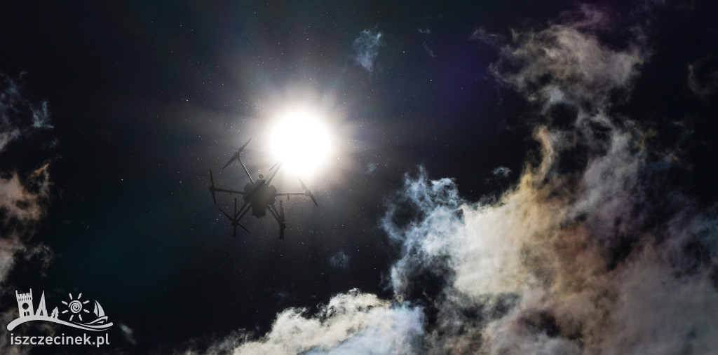 Dron nad miastem przygląda się „palaczom”. Rozpoczynają się coroczne kontrole