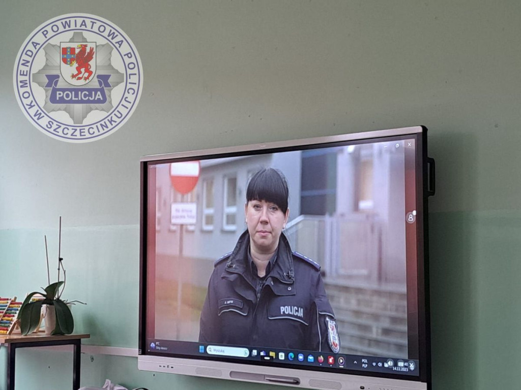 Policjanci uczą najmłodszych zasad bezpieczeństwa na drodze