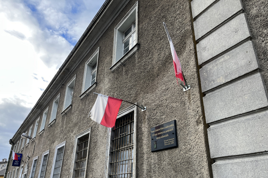 Porwane flagi Polski wiszą przy głównej ulicy. Czytelnik: WSTYD!