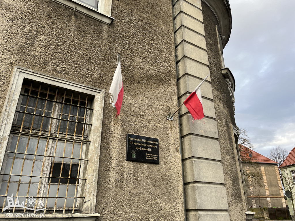 Porwane flagi Polski wiszą przy głównej ulicy. Czytelnik: WSTYD!