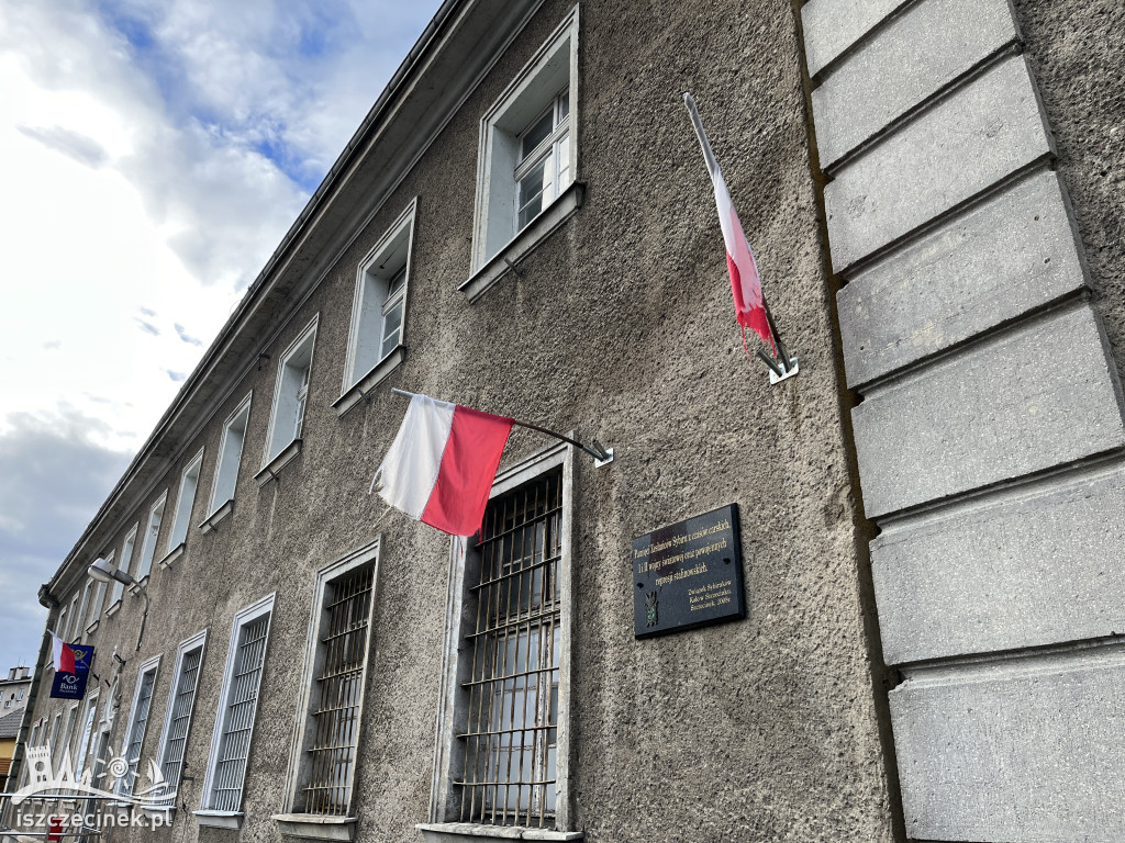 Porwane flagi Polski wiszą przy głównej ulicy. Czytelnik: WSTYD!