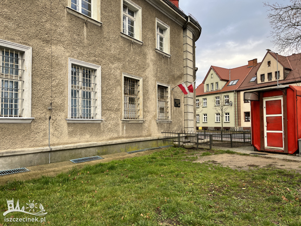 Porwane flagi Polski wiszą przy głównej ulicy. Czytelnik: WSTYD!
