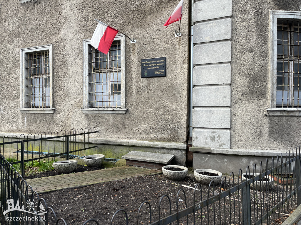 Porwane flagi Polski wiszą przy głównej ulicy. Czytelnik: WSTYD!