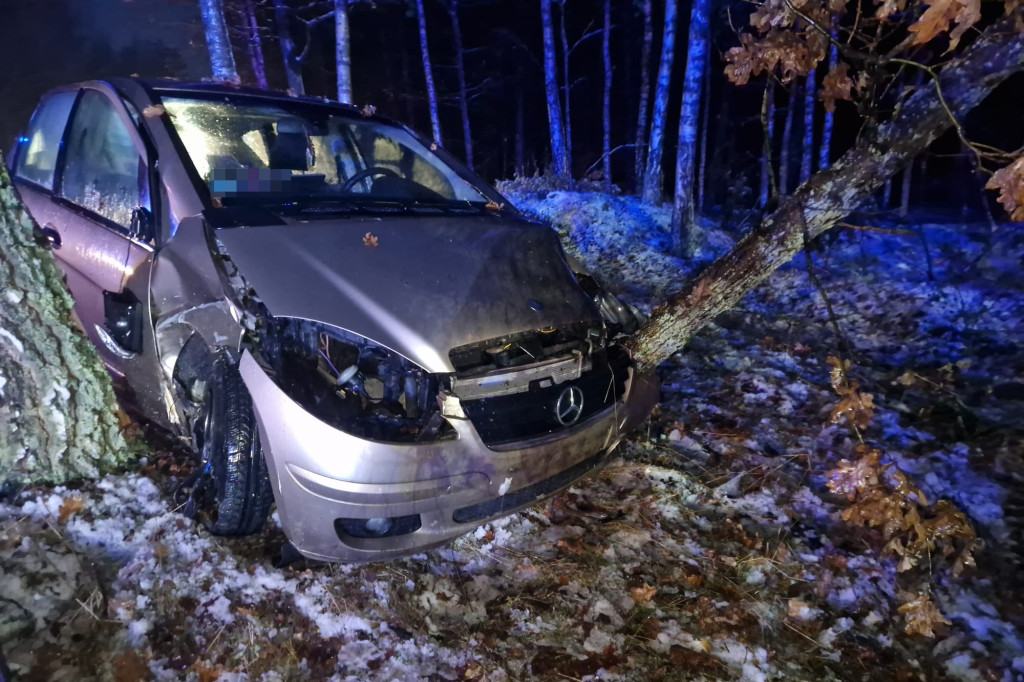 Mercedes wbił się w drzewo. Jechało nim 5 osób