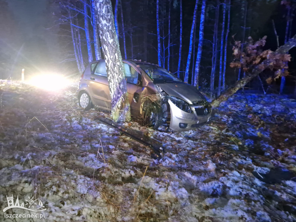 Mercedes wbił się w drzewo. Jechało nim 5 osób