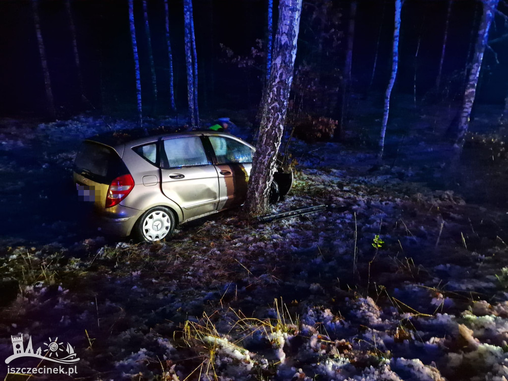 Mercedes wbił się w drzewo. Jechało nim 5 osób