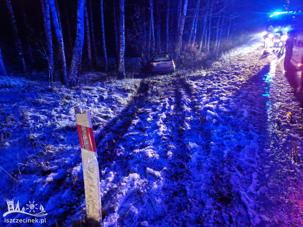 Mercedes wbił się w drzewo. Jechało nim 5 osób