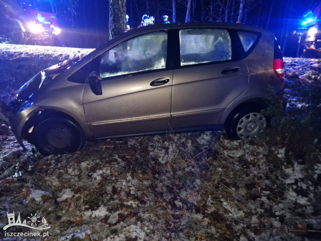 Mercedes wbił się w drzewo. Jechało nim 5 osób