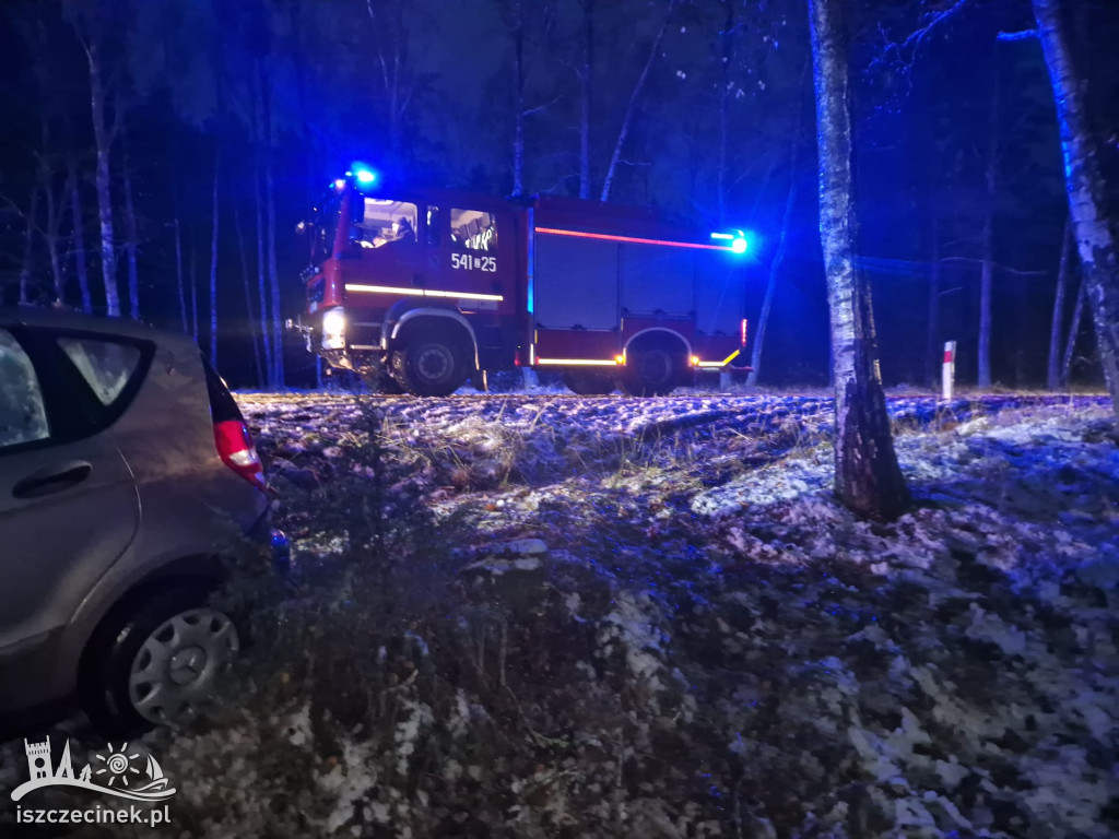 Mercedes wbił się w drzewo. Jechało nim 5 osób