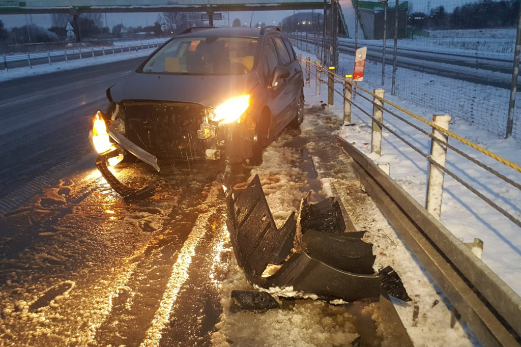 Samochód uderzył w bariery na obwodnicy Szczecinka [ZDJĘCIA]