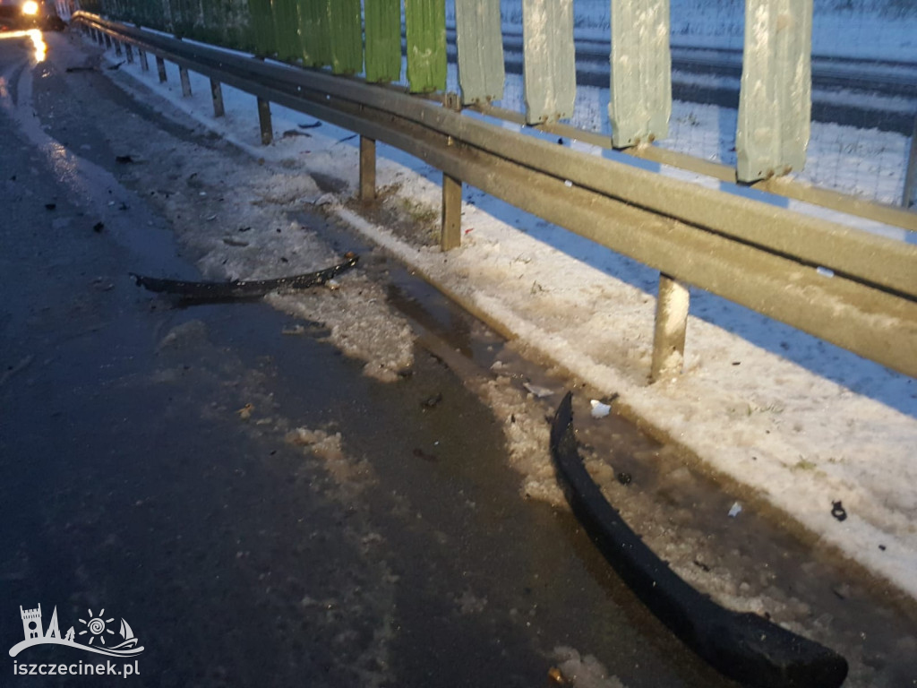 Samochód uderzył w bariery na obwodnicy Szczecinka [ZDJĘCIA]