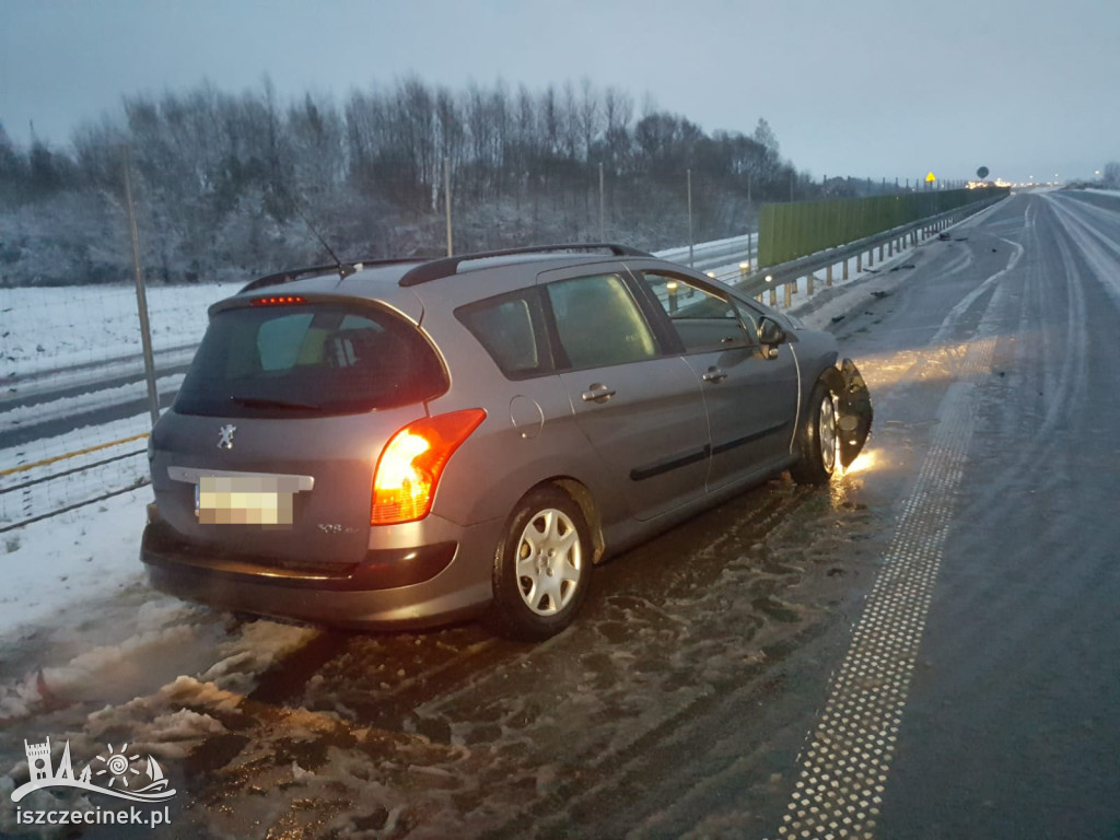 Samochód uderzył w bariery na obwodnicy Szczecinka [ZDJĘCIA]