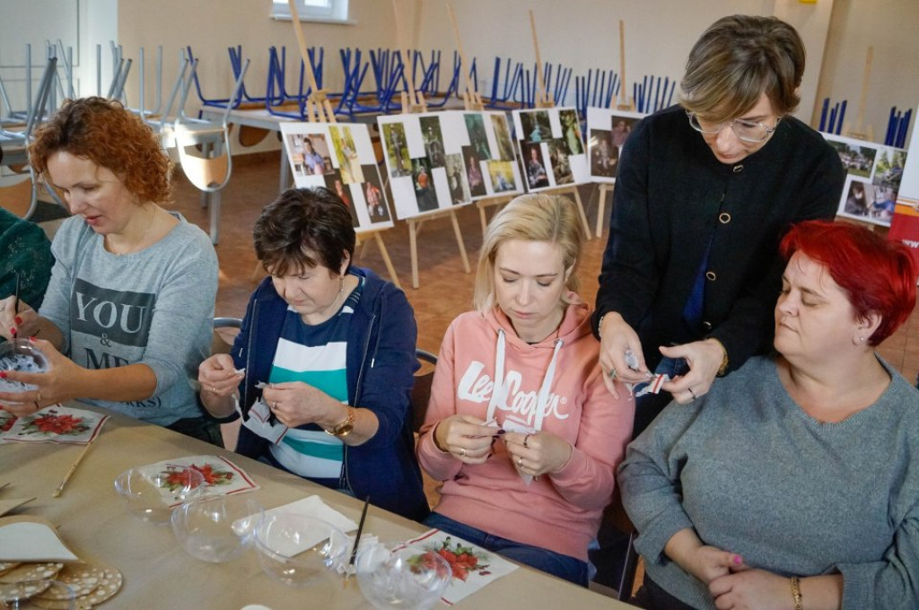 Twórcza praca i integracja. W Turowie ruszyły pierwsze przygotowania do świąt.