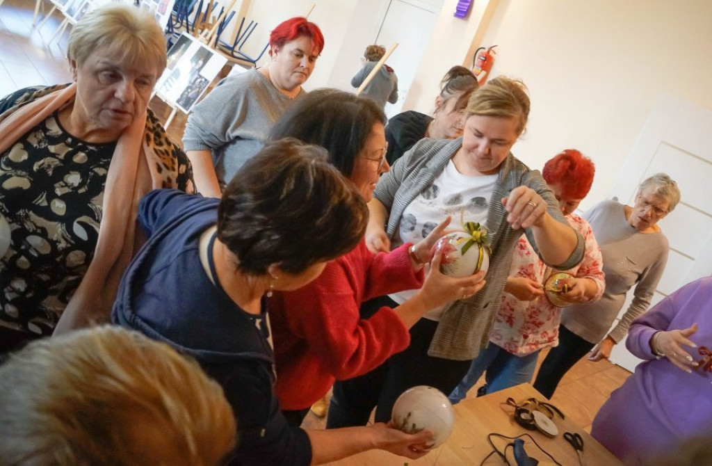 Twórcza praca i integracja. W Turowie ruszyły pierwsze przygotowania do świąt.