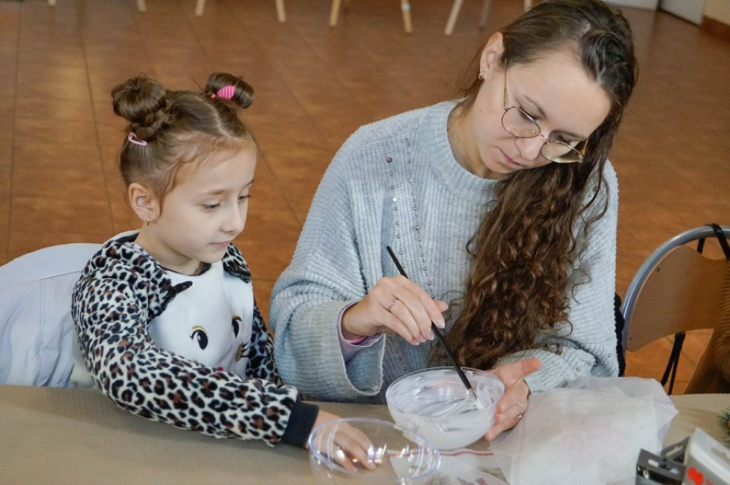 Twórcza praca i integracja. W Turowie ruszyły pierwsze przygotowania do świąt.
