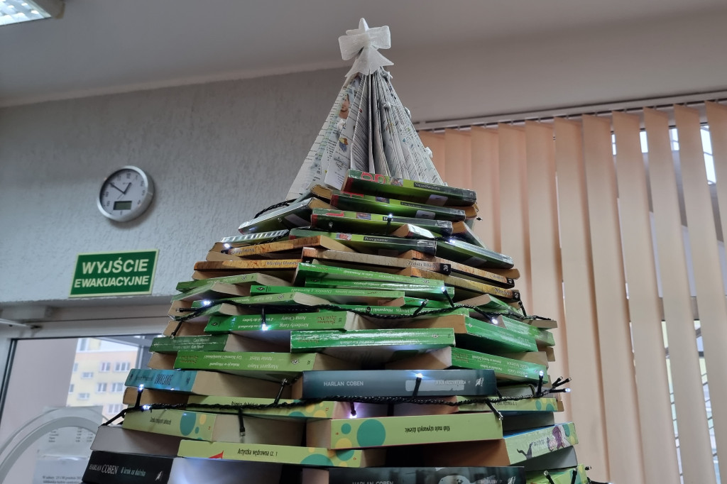 Alternatywnie i pomysłowo, czyli choinka w Bibliotece Miejskiej.