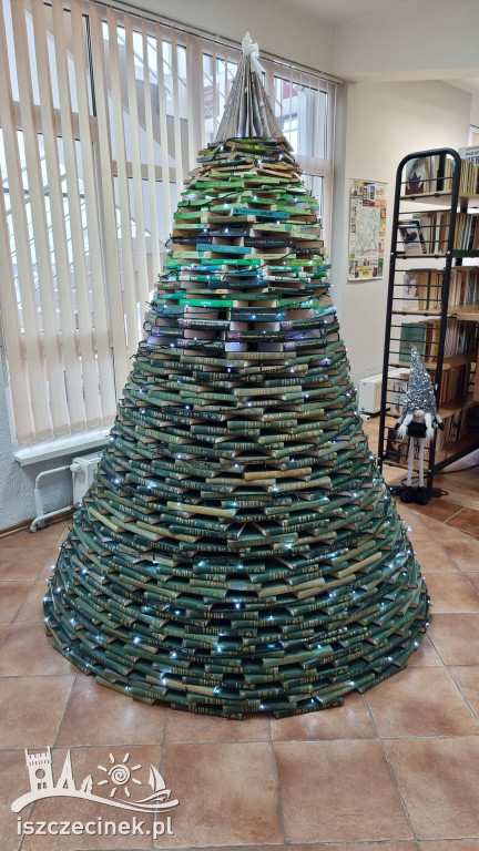 Alternatywnie i pomysłowo, czyli choinka w Bibliotece Miejskiej.