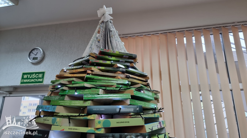 Alternatywnie i pomysłowo, czyli choinka w Bibliotece Miejskiej.