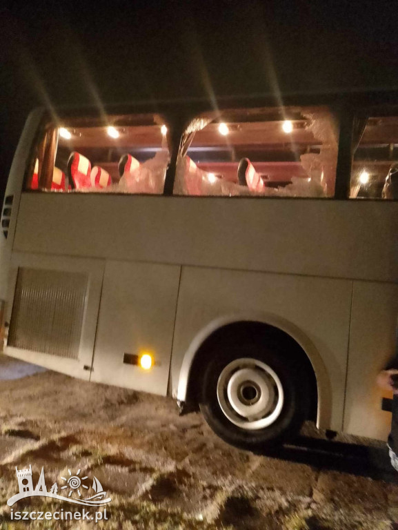 Autobus wiozący dzieci otarł się o drzewo. Z powybijanymi szybami pojechał dalej