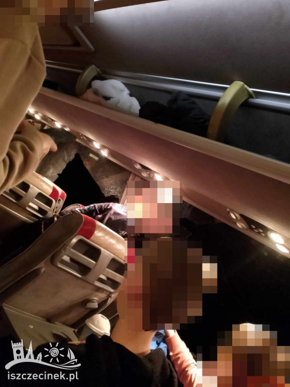 Autobus wiozący dzieci otarł się o drzewo. Z powybijanymi szybami pojechał dalej